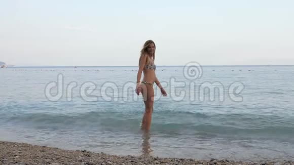 比基尼女郎快乐的年轻女子站在海边尽情欢乐视频的预览图