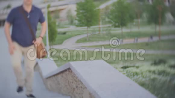 一个疲惫的中年男子爬楼梯后坐下来休息一个男人检查智能手机的步数视频的预览图