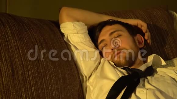 一个穿西装的长胡子男人在沙发上醒来环顾四周动作很慢视频的预览图