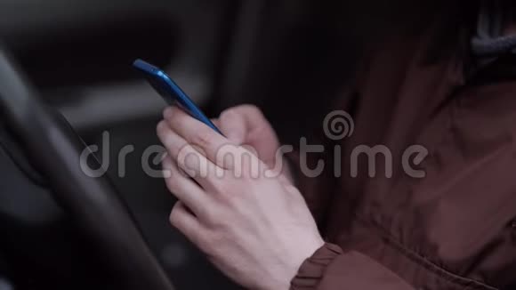 男人的手使用智能手机绿色屏幕在车里视频的预览图