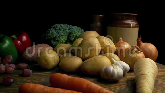 木制餐桌上蔬菜的俄罗斯食品分布视频的预览图