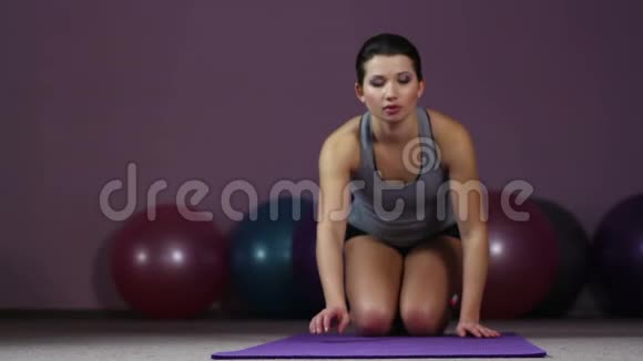 女运动员在健身房做膝下俯卧撑手臂疼痛运动损伤视频的预览图