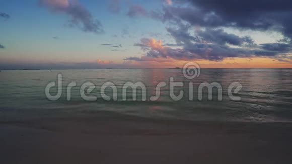 日出时热带海滩和加勒比海海浪溅在沙滩上视频的预览图