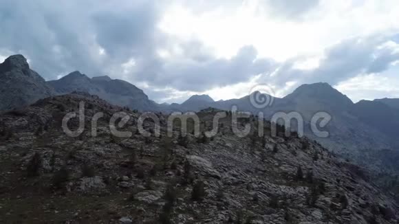 傍晚的夏日在岩山上向后移动欧洲意大利阿尔卑斯山谷奥斯塔户外绿色自然景观视频的预览图