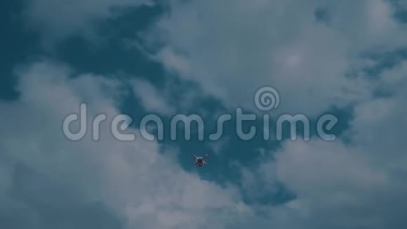 无人机在蓝天上飞行视频的预览图