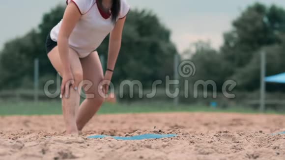 女排球运动员在秋天在海滩上缓慢地击球视频的预览图