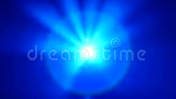 背景烟雾中黑色背景上的蓝色射线中间的射线视频的预览图