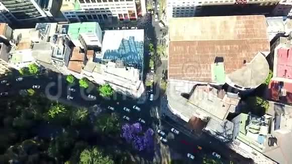 圣地亚哥市街道上汽车的时光流逝鸟瞰智利视频的预览图