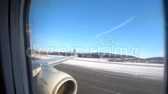 从北极圈挪威北部HarstadNarvikEvenes机场起飞的飞机视频的预览图