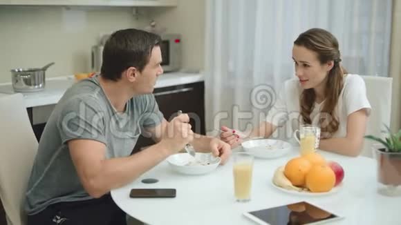 快乐的一对夫妇在家一起吃早餐视频的预览图