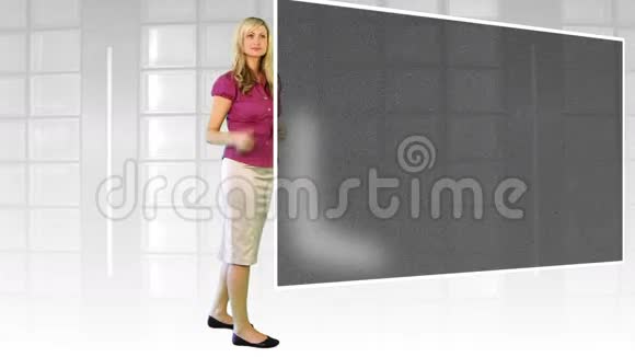 女人站在大电视屏幕前视频的预览图