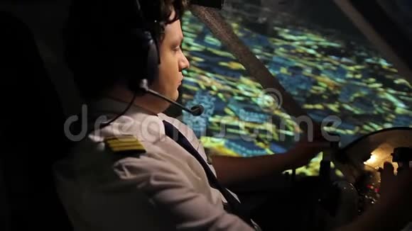 夜间城市上空美丽制服控制飞机的商业飞行员视频的预览图