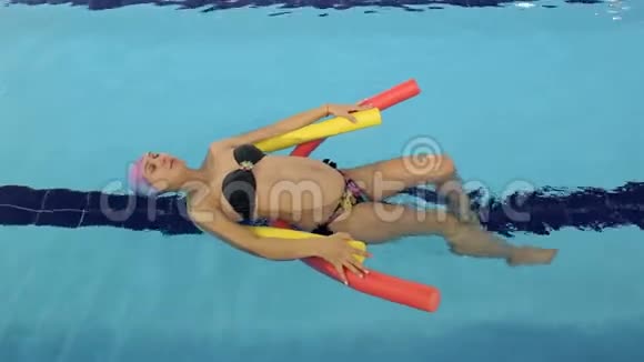 泳池里有泡沫滚筒的孕妇视频的预览图