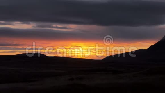 在神秘的山谷中黑暗的山丘上粉红色和黄色的日落天空视频的预览图