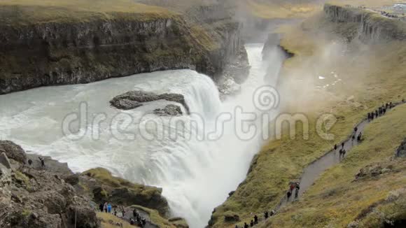 秋天的一天在一个著名的冰岛瀑布Gullfoss和Hvita河谷的底部观看视频的预览图