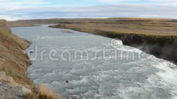 在秋日晴朗的天气里格尔夫斯瀑布前和冰岛的河宽而平静视频的预览图