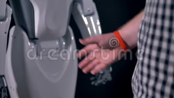 机器人和人类的手一起握手视频的预览图