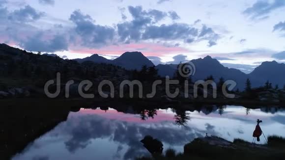 前进在清澈的蓝色湖泊和照片相机在夜间夏季白天欧洲意大利阿尔卑斯山山谷奥斯塔户外绿色视频的预览图