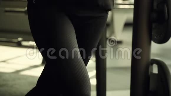 体育女孩在健身房做仰卧起坐锻炼视频的预览图