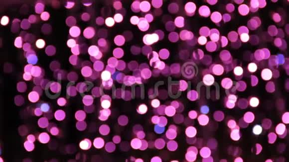 带有紫色led灯bokeh和白色ligt彗星的圣诞装饰的抽象无焦点背景视频的预览图