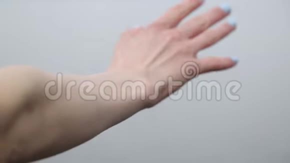 女人的手在触摸湖底的空气视频的预览图