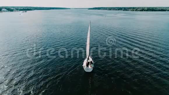 在公海航行的游艇帆船视频的预览图