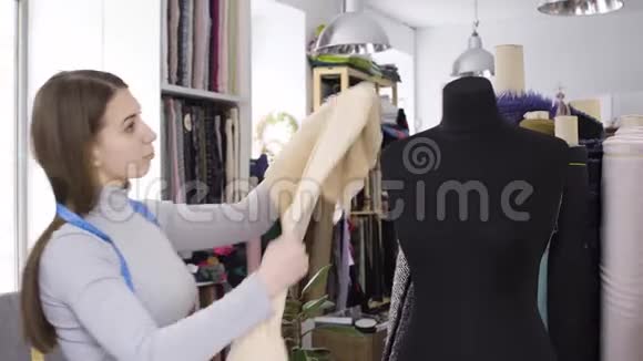 妇女与商业妇女与时装业工作室女设计师视频的预览图