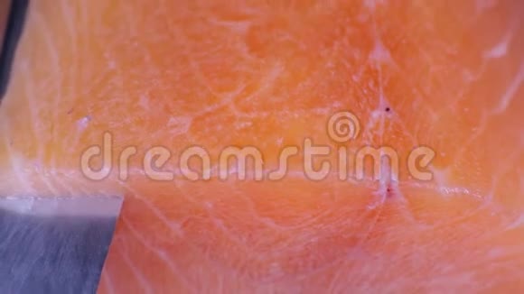 切碎的冰镇鲑鱼视频的预览图