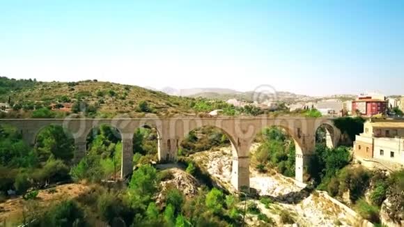 西班牙拱形铁路桥的鸟瞰图视频的预览图