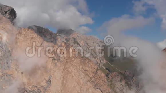 一组用绳子工作的登山者的空中射击攀登山顶的救援工作视频的预览图