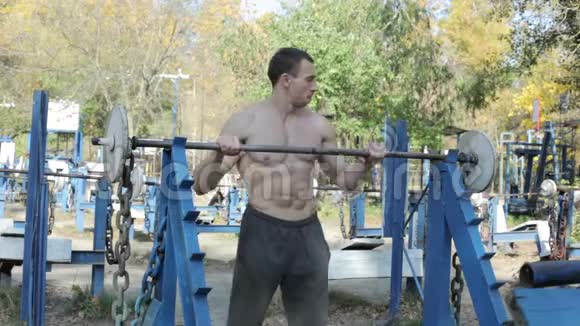 人在模拟器上锻炼肌肉视频的预览图