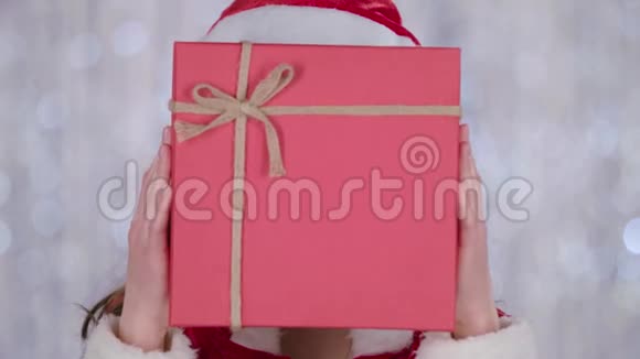 圣诞老人服装手里拿着礼物挥手你好博克背景关门视频的预览图