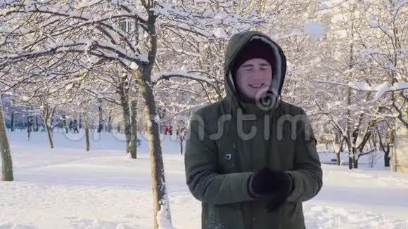 在公园玩雪球的年轻人视频的预览图