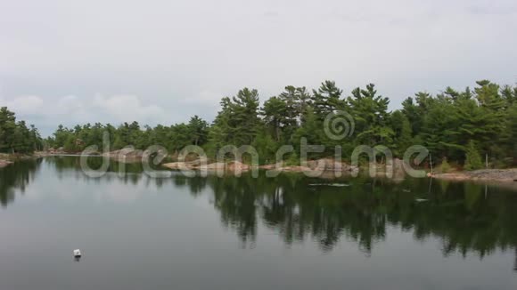 平静的一天乔治湾湖上有很多树视频的预览图