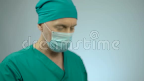 专注的男外科医生手里拿着锋利的手术刀点头开始手术视频的预览图