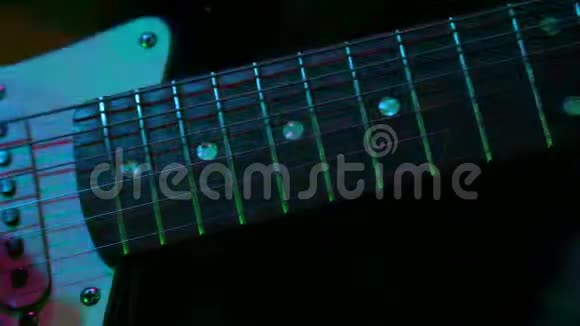 在音乐会上弹电吉他特写镜头视频的预览图