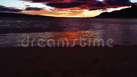 海上日落背景下的散步剪影剪影腿在海上日落视频的预览图
