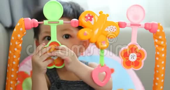 小男孩用手玩玩具放进嘴里视频的预览图