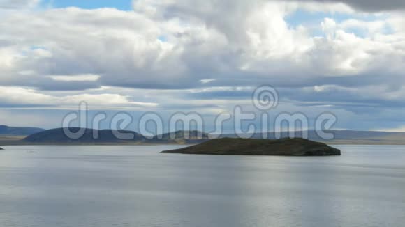 蓝色的宁静景观令人惊叹湖天云小岛屿视频的预览图