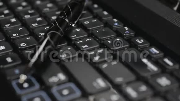 在笔记本电脑键盘上用钢笔选择性聚焦视频的预览图