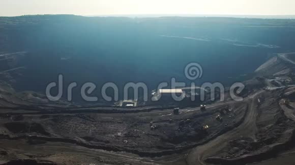 露天煤矿采掘工业用煤俯视空中无人机视频的预览图