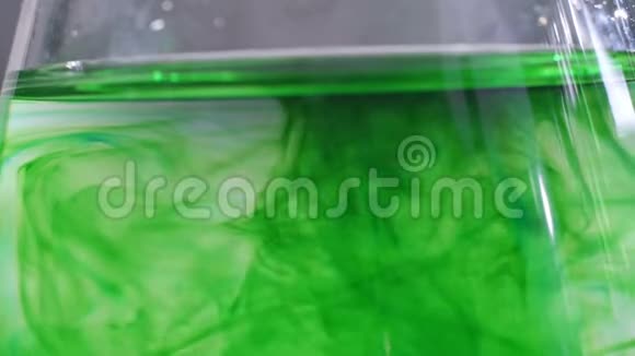 彩色漂亮的化学反应在烧瓶中视频的预览图