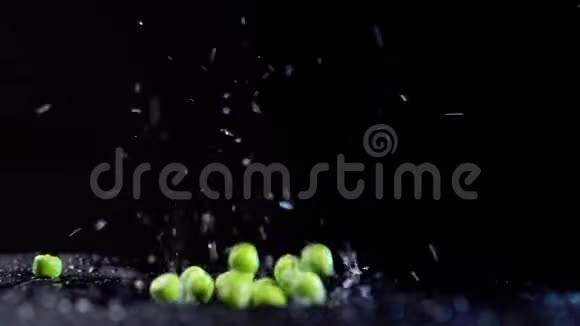 豌豆与水滴在黑色背景下跳跃视频的预览图