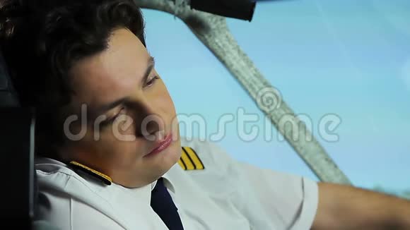 坐在驾驶舱里时疲惫的飞行员发烧健康问题视频的预览图
