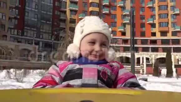 微笑的女孩子骑在秋千上视频的预览图