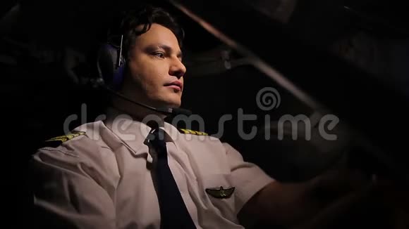 帅帅的飞行员驾驶飞机通过无线电和调度员调情享受工作视频的预览图