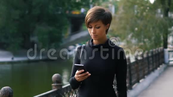 女人在户外使用智能手机视频的预览图