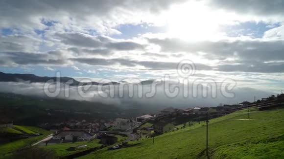亚速尔山景观鸟瞰绿色山丘附近的美丽村庄视频的预览图