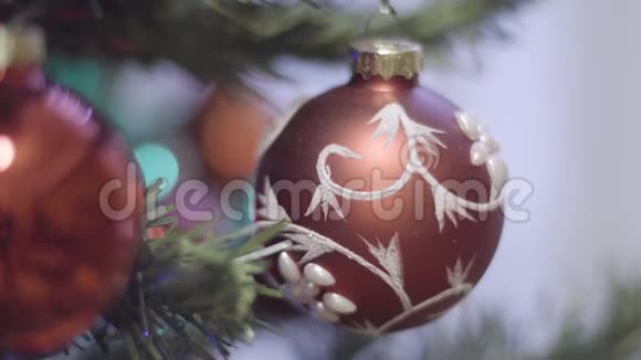 新年玩具在树枝上摆动圣诞节和新年装饰摘要波克假日背景视频的预览图