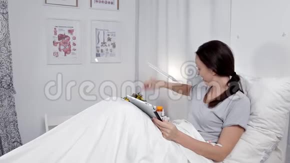 病人躺在病房里做完手术后休息用药片视频的预览图